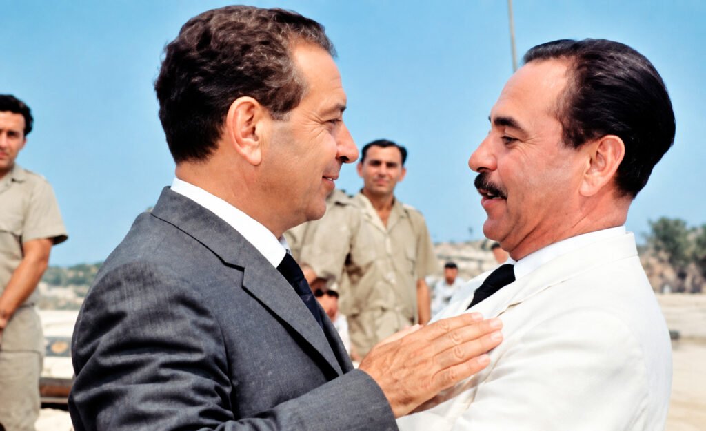 El presidente López Mateos da un efusivo abrazo de felicitación al Lic. Lima Gutiérrez el día de la inauguración del hotel Zazil-Há de Isla Mujeres, en 1964. (Fotografía mejorada con IA)