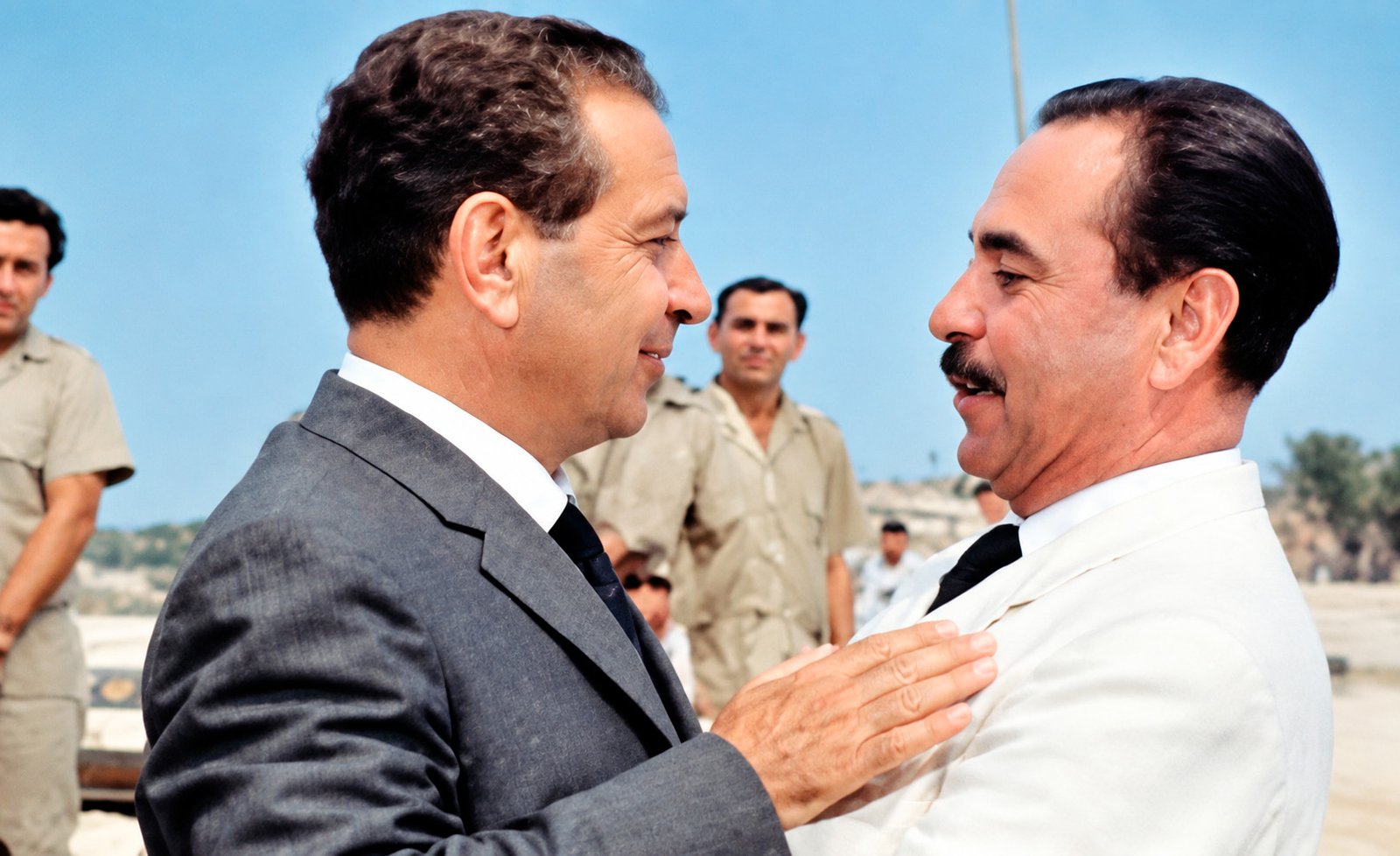 El presidente López Mateos da un efusivo abrazo de felicitación al Lic. Lima Gutiérrez el día de la inauguración del hotel Zazil-Há de Isla Mujeres, en 1964. (Fotografía mejorada con IA)